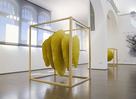 <h1>Kunstmuseum Heidenheim</h1><p>Der Duft von Bienenwachs, verströmt von den plastischen Arbeiten aus dem Werkkomplex Wabenbau, erfüllte den ganzen Ausstellungssaal. Hier zu sehen Facetten 1 und 2</p>