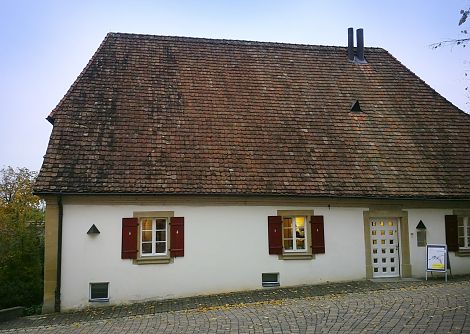 <h1>Stadtmuseum Crailsheim</h1><p>Eingang zum Museum mit Plakataufsteller zur Ausstellung BEFLÜGELT</p>