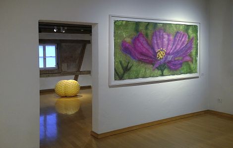 <h1>Stadtmuseum Crailsheim</h1><p>An der Wand die Arbeit Schmuckkörbchen aus dem Werkkomplex Bienoptik. Auf dem Boden das Objekt Soziales Prinzip 4 mit goldgelbem Bienenwachs</p>