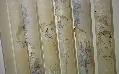 <h1>Stadtmuseum Crailsheim</h1><p>Ganz nah am Objektkasten »Malven« aus dem Werkkomplex Bienenpflanzenröhren</p>