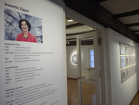 <h1>Stadtmuseum Crailsheim</h1><p>Eingang zum Ausstellungsraum mit den 15 kleinen Tuschezeichnungen</p>
