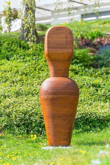 <h1>K&K Entenmann</h1><p>Die Wildbienenskulptur aus Eiche ist stark frequentiert. Die vielen Nistlöcher erhalten und stärken die Populationen vieler gefährdeter Wildbienenarten. Die Gerbsäure der Eiche schützt die Bienenbrut vor Krankheiten, Pilzen und Schimmel</p>