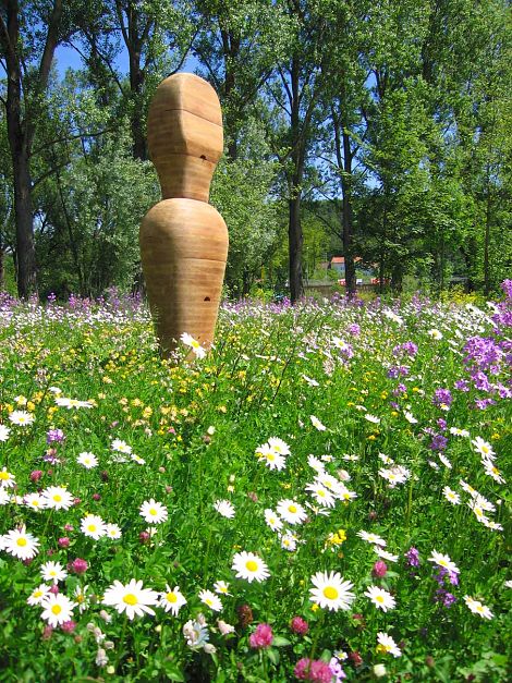 <h1>Landesgartenschau Heidenheim</h1><p>Eine reichhaltige Bepflanzung mit Bienennährpflanzen ist um die Skulpturen herum angelegt. Sie ist die optimale Voraussetzung für eine dauerhafte und vielfältige Ansiedelung vor allem der Wildbienen</p>