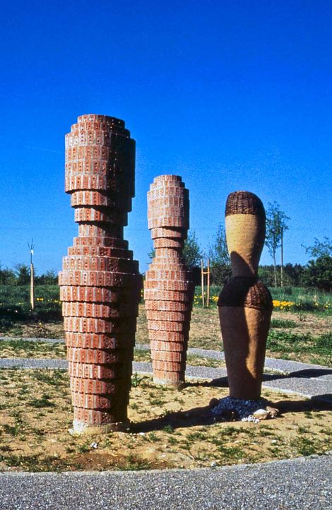 <h1>Hermannsdorfer Landwerkstätten</h1><p>Die Skulpturen aus Ziegel wurden vor Ort aus zugeschnittenen Steinen gemauert und sind mit Bambusröhrchen als Niströhren für die Wildbienen versehen</p>