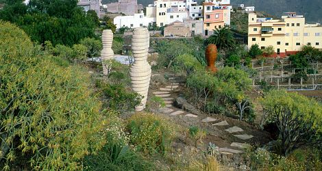 <h1>Mariposa auf Teneriffa</h1><p>Der Weg durch den Bienengarten besteht aus Natursteinplatten und hat die Form eines Rundtanzes. Diesen tanzen die Honigbienen zur Information über vorhandene Nektarquellen in näherer Umgebung</p>