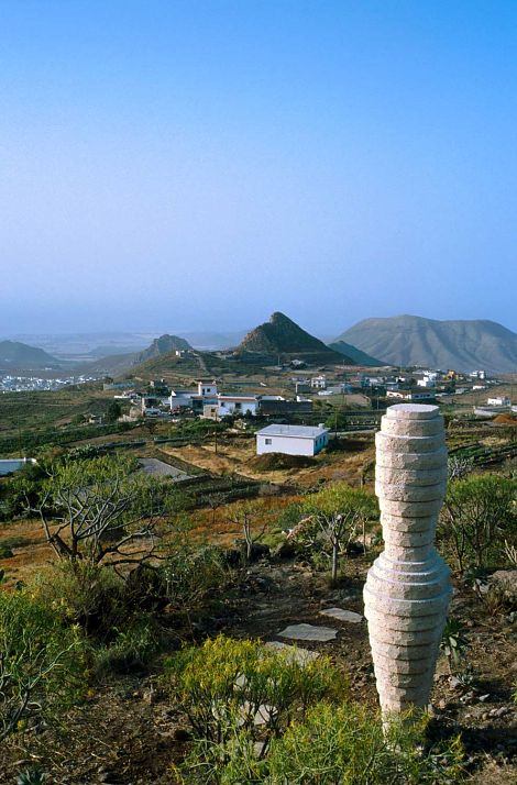 <h1>Mariposa auf Teneriffa</h1><p>Die einzigartige Landschaft von Teneriffa ist von zahlreichen Vulkankegeln geprägt. Auf dem steilen Gelände von Mariposa stehen die Bienenskulpturen weithin sichtbar im Gelände</p>