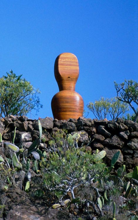 <h1>Mariposa auf Teneriffa</h1><p>Die Honigbienenskulptur aus Eiche wurde aus Deutschland nach Teneriffa gebracht. Eiche ist kein inseltypisches Holz, erweist sich aber im dortigen Klima als sehr haltbar. Schon bald nach dem Aufstellen hat sich ein Schwarm im unteren Bienenraum angesiedelt
</p>