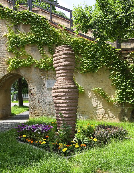 <h1>Bergertor Nördlingen</h1><p>Die Sandsteinskulptur ist ein besonderer Blickfang im historischen Ambiente</p>