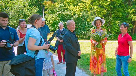 <h1>Wartberggelände Stuttgart</h1><p>Bei der Wiedereröffnung freute sich Volker Schirner über mein bereits jahrzehntelanges Engagement für den Bienenschutz. Die BIENENGÄRTEN mit den Wildbienenskulpturen sind ein Teil davon</p>