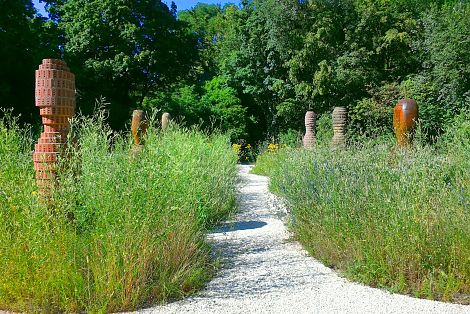 <h1>Wartberggelände Stuttgart</h1><p>Durch die Mitte der Gartenanlage mit reichhaltigem Bienenpflanzenbewuchs schlängelt sich das prägnante Element des Schwänzeltanzes, die sogenannte Schwänzelphase</p>