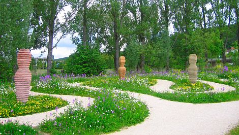 <h1>Landesgartenschau Heidenheim</h1><p>Im Zentrum des Bienengartens steht die Eichenholzskuptur für Honigbienen. Flankiert wird sie von zwei Sandsteinskulpturen für Wildbienen</p>