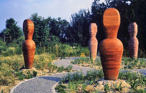 <h1>Hermannsdorfer Landwerkstätten</h1><p>Die Honig- und Wildbienenskulpturen aus Eiche, Lehm  und Ziegeln stehen inmitten der Pflanzenfelder</p>