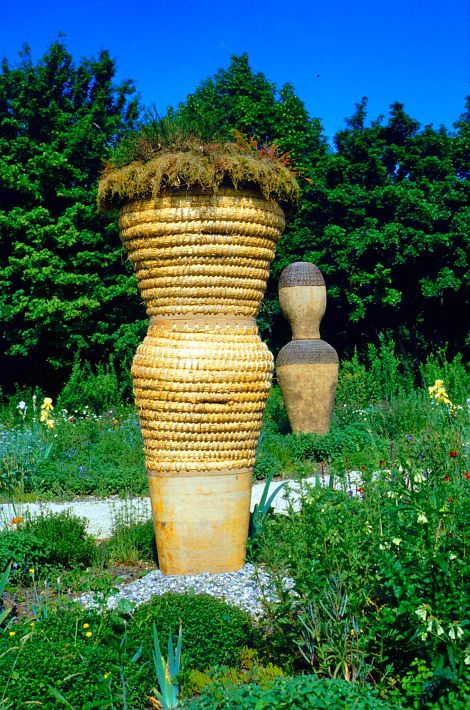 <h1>IGA Stuttgart</h1><p>Diese Honigbienenskulptur ist aus Roggenstroh genäht, das durch seinen hohen Kieselsäuregehalt einen positiven Einfluss auf die Entwicklung der Bienenvölker haben soll</p>
